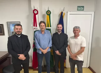 Prefeito Cesar Cesa recebe convite para posse do novo pároco do município