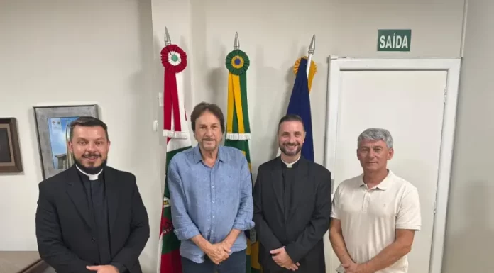 Prefeito Cesar Cesa recebe convite para posse do novo pároco do município