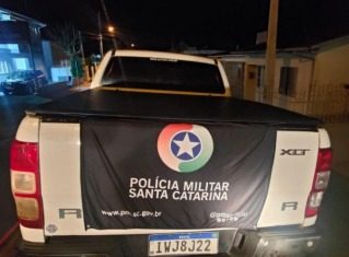 Caminhonete roubada é recuperada após perseguição na região