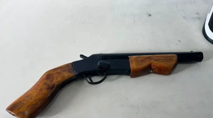 Jovens são detidos com espingarda artesanal em Sombrio