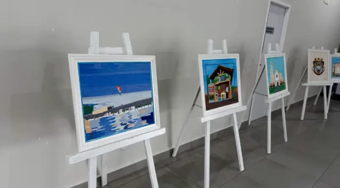 Arte na tela: trabalhos dos Clubes de Mães de Balneário Arroio do Silva são expostos no hall da Prefeitura