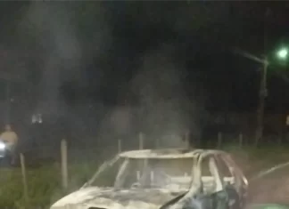 Veículo é destruído por incêndio em estrada do interior de Timbé do Sul