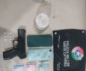 Homem é preso e adolescente apreendido por tráfico de drogas em Praia Grande