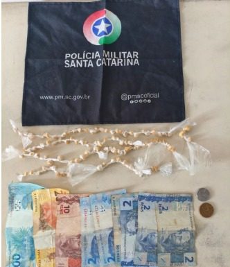 Adolescente é apreendido por tráfico de drogas no Centro de Balneário Arroio do Silva