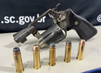 Abordagem em barreira resulta na apreensão de arma, drogas e dinheiro em Balneário Gaivota