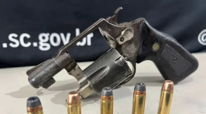 Abordagem em barreira resulta na apreensão de arma, drogas e dinheiro em Balneário Gaivota