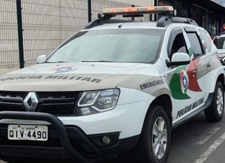 Moto atinge carro após ultrapassagem e acidente deixa apenas danos materiais em Balneário Gaivota