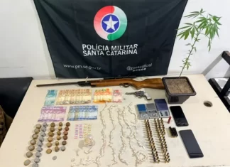 Dupla é presa com quase 300 pedras de crack, munições e arma após monitoramento da PM em Balneário Arroio do Silva