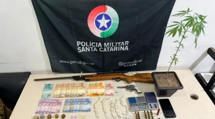 Dupla é presa com quase 300 pedras de crack, munições e arma após monitoramento da PM em Balneário Arroio do Silva