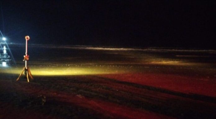 Bombeiros realizam buscas noturnas por mulher desaparecida no mar de Balneário Arroio do Silva