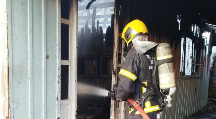 INCÊNDIO DESTRÓI RESIDÊNCIA EM TURVO