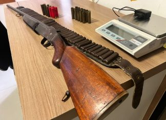Abordagem policial termina com apreensão de arma e prisão de foragido em Sombrio