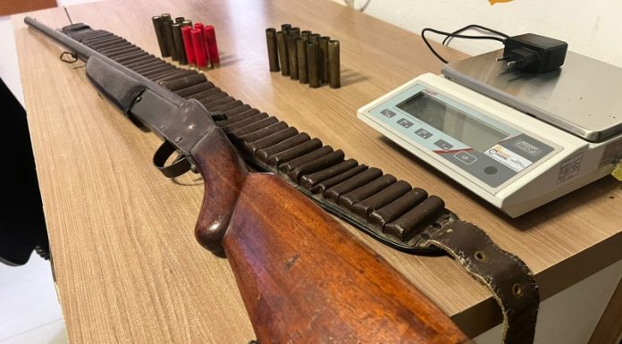 Abordagem policial termina com apreensão de arma e prisão de foragido em Sombrio
