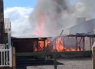 Incêndio destrói residência no Jardim Ultramar, em Balneário Gaivota