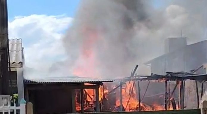 Incêndio destrói residência no Jardim Ultramar, em Balneário Gaivota