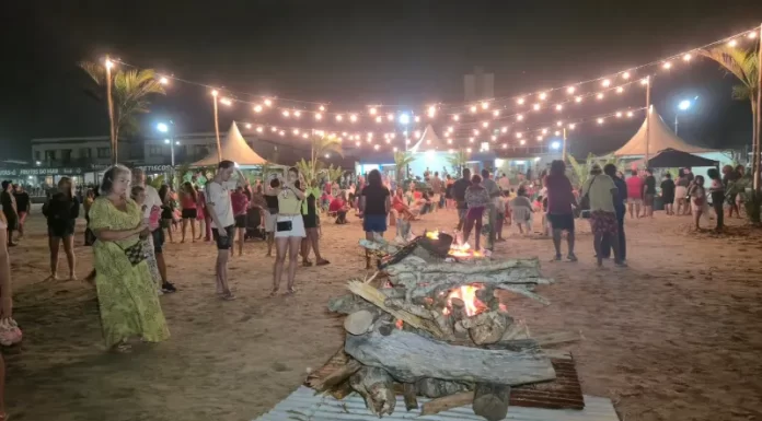 Pé na areia e boa música no 3º Luau de Verão