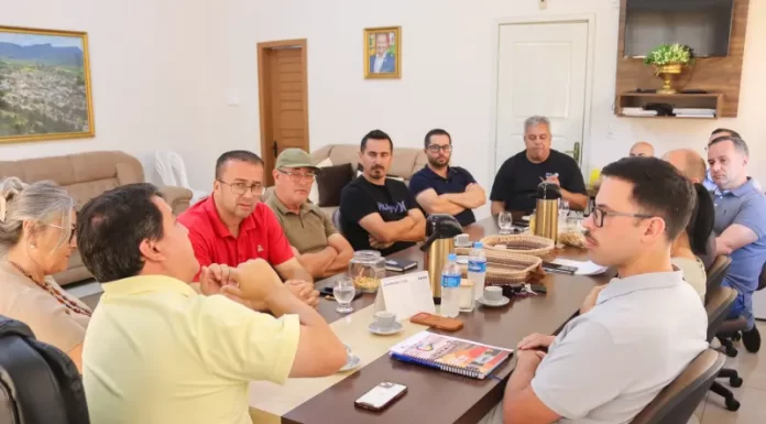 Prefeito Fanica retoma atividades e reúne secretariado para planejamento de 2026