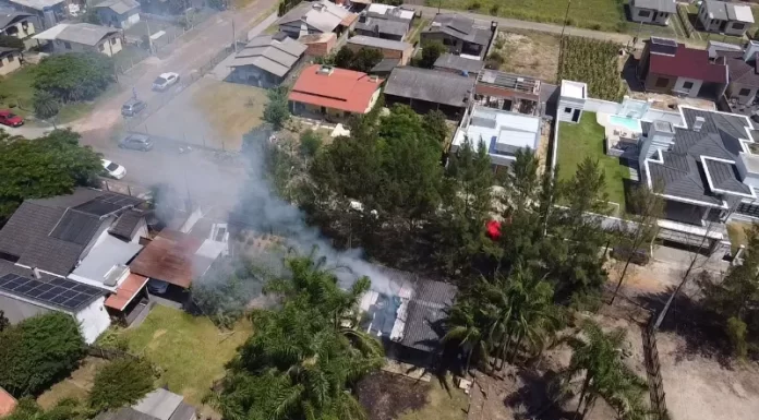 Incêndio mobiliza Corpo de Bombeiros no bairro Januária, em Sombrio