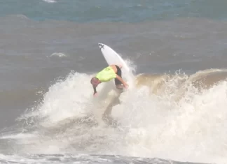 Surfista de Itapirubá vence em Balneário Gaivota