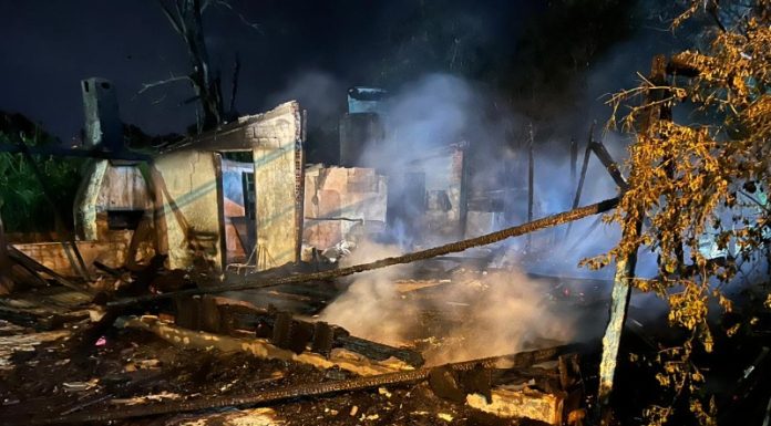Incêndio atinge residência na madrugada em Araranguá