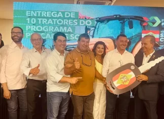 Setor pesqueiro de Balneário Gaivota é contemplado com trator pelo Governo do Estado