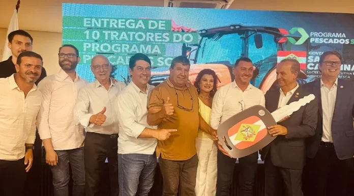 Setor pesqueiro de Balneário Gaivota é contemplado com trator pelo Governo do Estado
