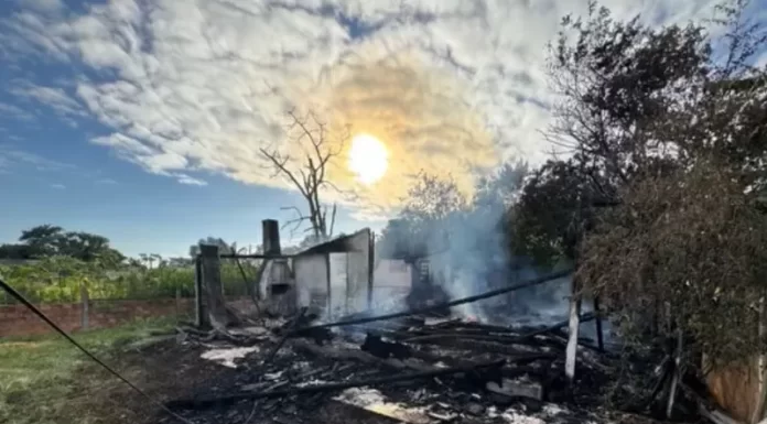 Moradora de Araranguá pede ajuda para recomeçar após casa ser destruída por incêndio