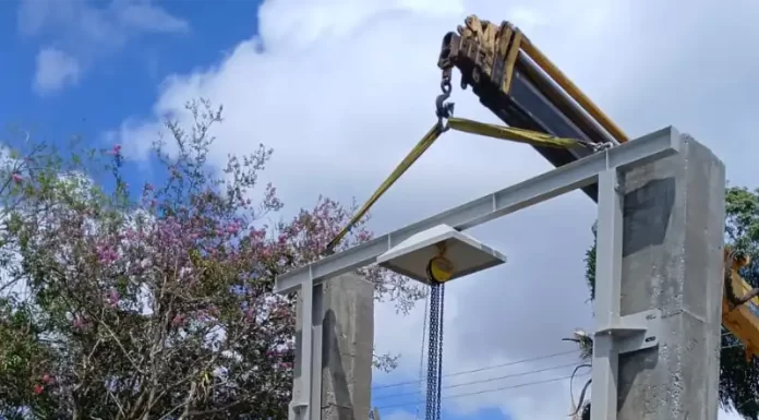 Araranguá: Obra na rua Rui Barbosa avança com instalação de comporta