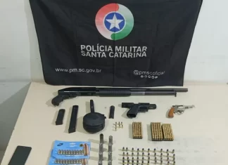 Armas e munições são apreendidas em apartamento após denúncia em Araranguá