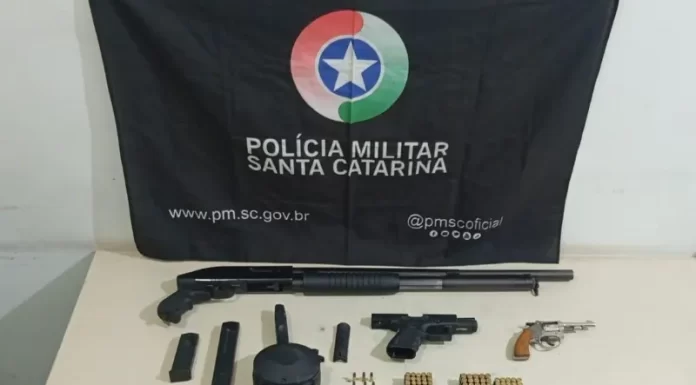 Armas e munições são apreendidas em apartamento após denúncia em Araranguá