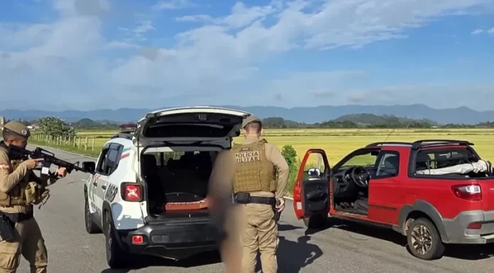 Ação rápida da Polícia Militar resulta em prisão por furto e tráfico de drogas em Praia Grande