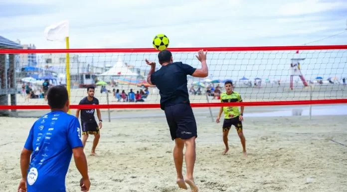 Torneio de Futevôlei Taça Contato Internet reúne atletas e público na beira-mar de Balneário Arroio do Silva