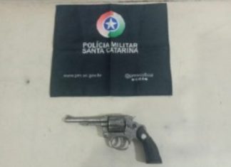 Homem com tornozeleira eletrônica é flagrado armado na Praia da Meta, em Balneário Arroio do Silva