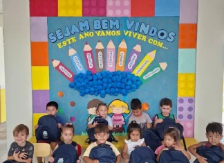 Alunos da rede municipal recebem kits de materiais escolares