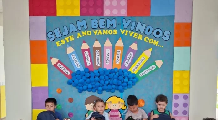 Alunos da rede municipal recebem kits de materiais escolares