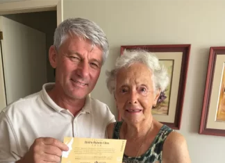 Convite da 24ª edição do Troféu Alzira Rabelo Elias é entregue em momento de emoção