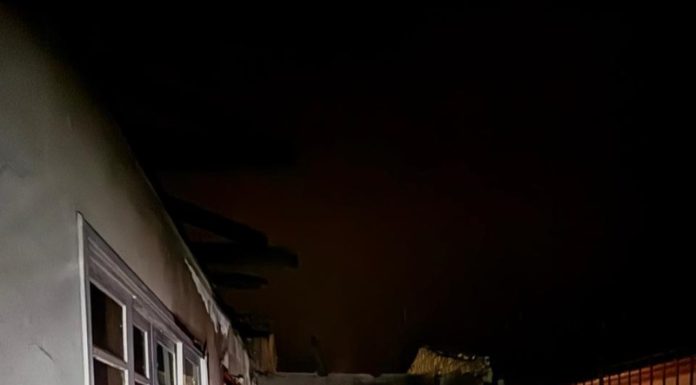 Incêndio destrói residência no Centro de Turvo durante a madrugada