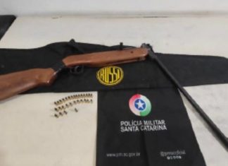 Homem é preso por ameaça e PM apreende rifle com 30 munições em Araranguá
