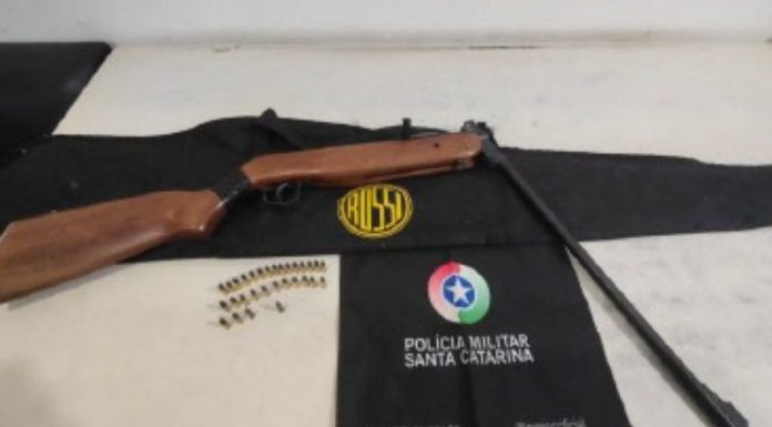 Homem é preso por ameaça e PM apreende rifle com 30 munições em Araranguá