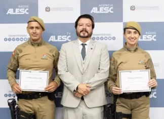 Policiais que salvaram vida em Sombrio são homenageados na Alesc