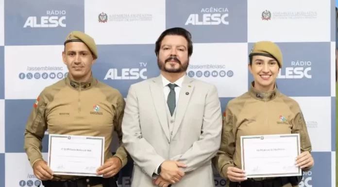 Policiais que salvaram vida em Sombrio são homenageados na Alesc