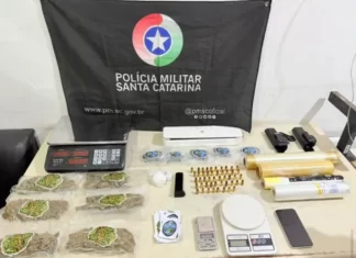 PM flagra mais de 1 kg de drogas e munições em kitnet no bairro Lagoão, em Araranguá