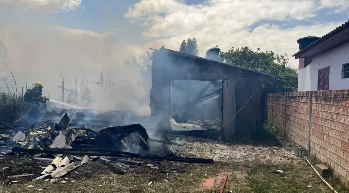 Incêndio atinge casa no bairro Polícia Rodoviária, em Araranguá