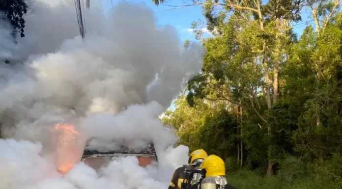 Incêndio destrói veículo na Estrada Geral do Bairro São Francisco, em Passo de Torres