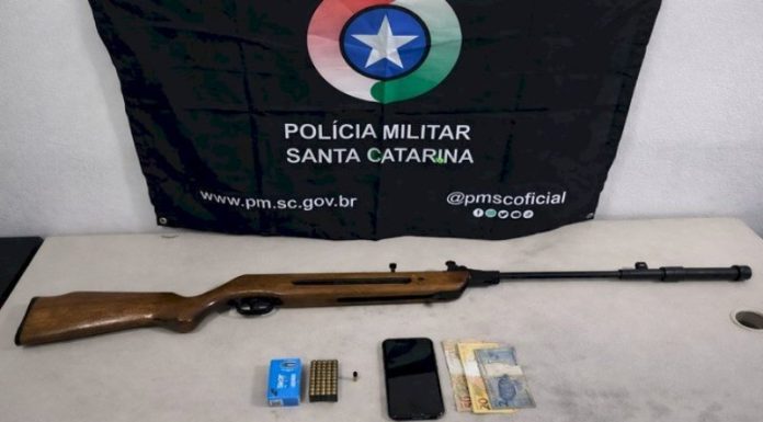 Homem é preso com arma, silenciador e munições em Sombrio