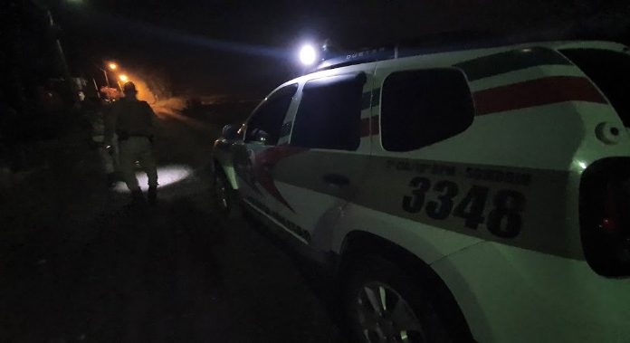 Homem é preso por agredir companheira no Morro dos Conventos, em Araranguá