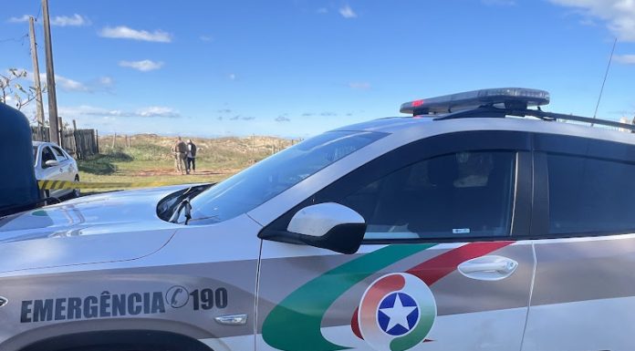 Caminhonete furtada é encontrada abandonada em área de mata em Balneário Gaivota