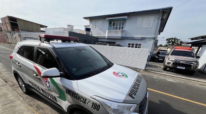 Homem é flagrado com falsa identidade durante abordagem policial em Sombrio