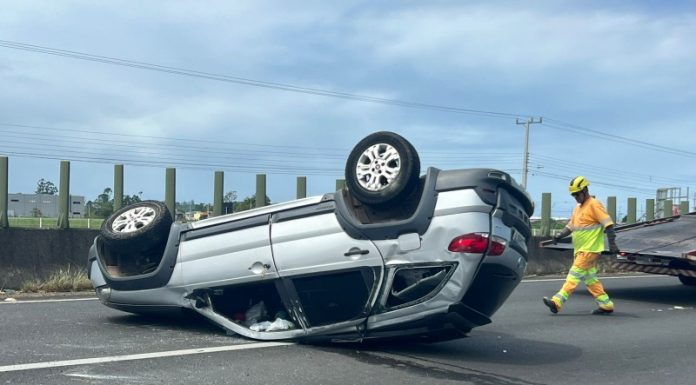 Capotamento na BR-101 deixa feridos e mobiliza resgate em Sombrio