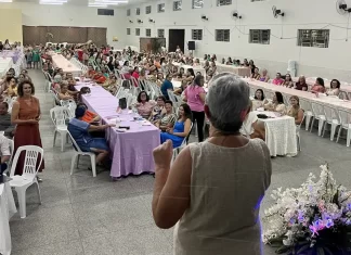 Show de humor marca homenagem ao Dia da Mulher em Jacinto Machado